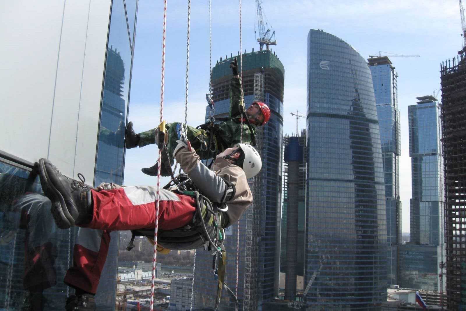 Монтаж конструкций прмоышленным альпинистом